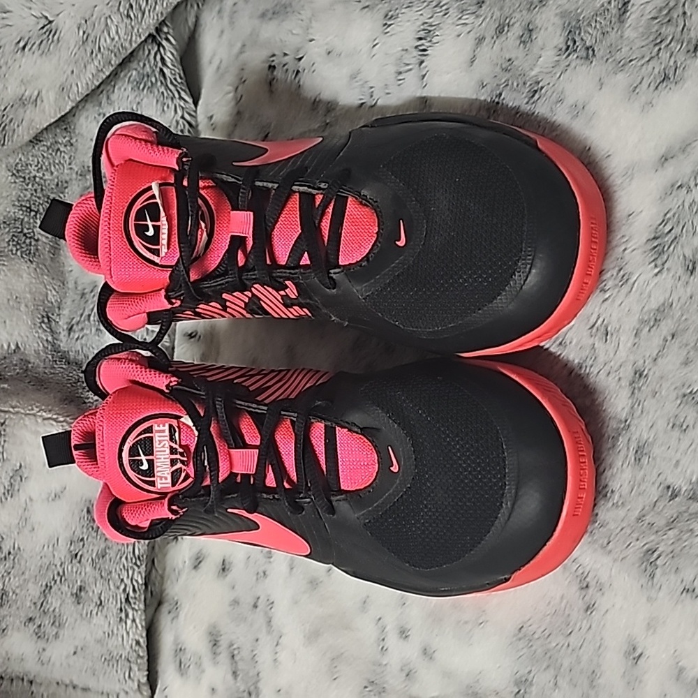 Nike Team Hustle D9 size 5Y